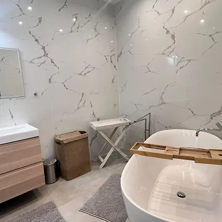 Skau Apollo Free Parking Apartment